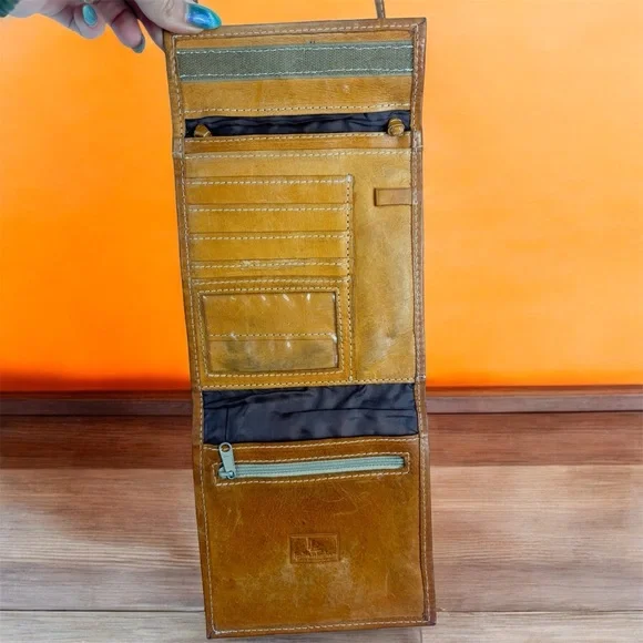 VTG Leaders in Leather Tan Leather Crossbody Bag Built in Wallet - Picture 5 of 16